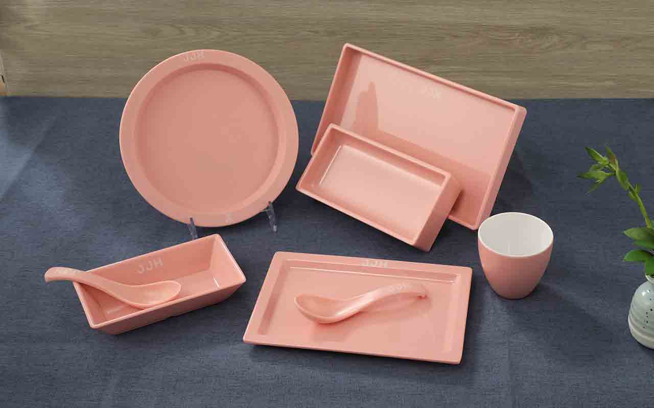 季季红火锅店餐具