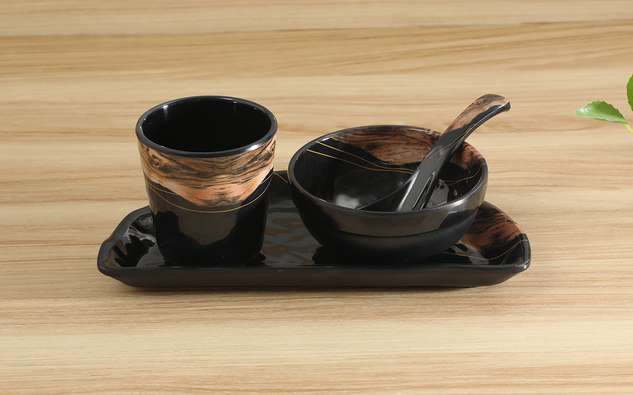 乐动注册餐具 摆台